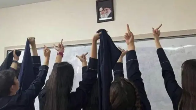 Video ya wasichana wa shule wakivua hijab zao na kuandamana