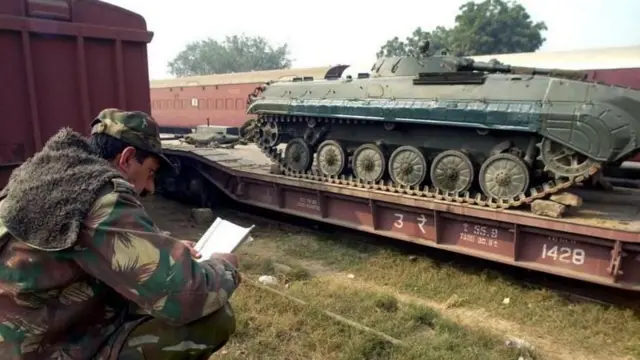 माल गाड़ी से भारतीय सेना के टैंक की ढुलाई..फाइल फोटो