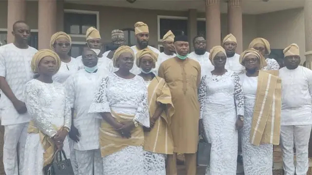 Gomina tẹlẹ nipinlẹ Ondo, Segun Mimiko darapọ mọ wọn nibi eto isinku naa