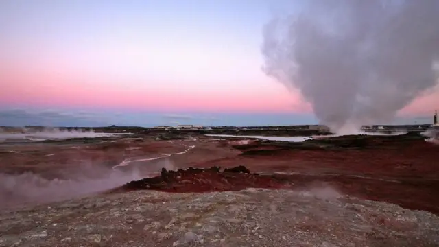 我們穿過地熱田，那裏一股股巨大的熱蒸汽流噴向高空，四處彌漫著臭雞蛋味（圖片來源：Chris Baraniuk)