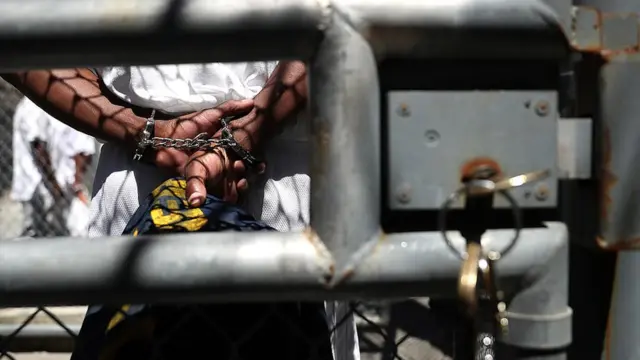 Preso de espaldas en San Quintín, California