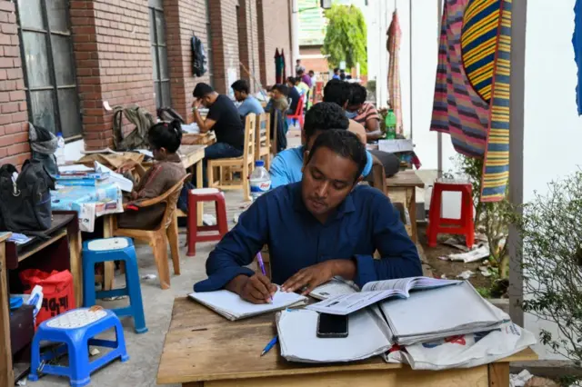 ঢাকা বিশ্ববিদ্যালয়ের বিজ্ঞান অনুষদে বিসিএস পরীক্ষার প্রস্তুতি নিতে দেখা যাচ্ছে শিক্ষার্থীদের।