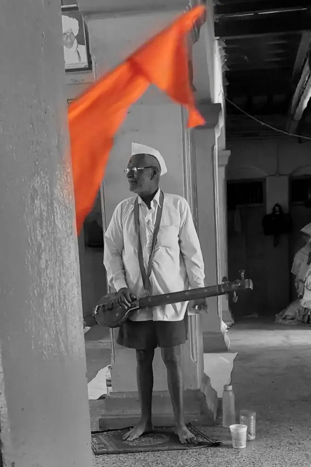 तुकोबांच्या वह्या तरंगून सुरक्षित व कोरड्या वर आल्या असं समजल्यानंतर तेव्हाच्या भाविकांनी प्रसाद म्हणून त्यांच्या गाथेची पानं लुटून नेल्याचं तुकारामांचे चरित्रकार महिपती सांगतात.