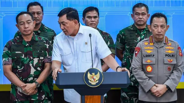 Menteri Pertahanan Sjafrie Sjamsoeddin (ketiga kiri) didampingi Panglima TNI Jenderal TNI Agus Subiyanto (kiri), KSAU Marsekal TNI M. Tonny Harjono (kedua kiri), KSAL Laksamana TNI Muhammad Ali (ketiga kanan) KSAD Jenderal TNI Maruli Simanjuntak (kedua kanan), Kapolri Jenderal Pol Listyo Sigit Prabowo (kanan), menyampaikan keterangan pers usai mengikuti Sidang Paripurna Kabinet Merah Putih di Kantor Presiden, Jakarta, Minggu (31/8/2025).