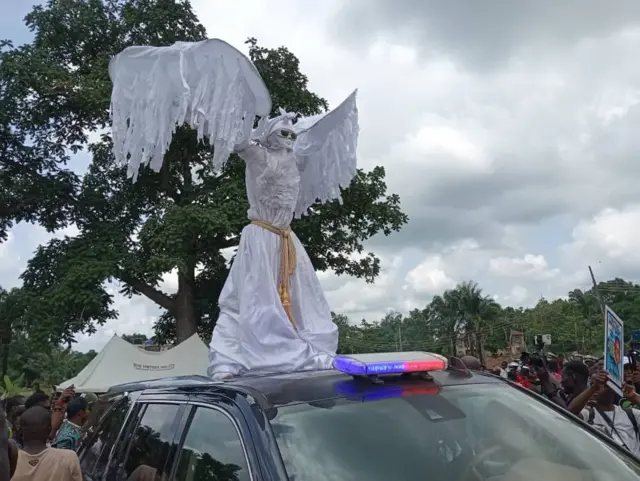 Ihe ngosi ndị e mere n'akwamoozu Mr. Ibu