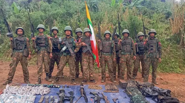 သင်္ဃန်းညီနောင် ထိန်းချုပ်ပြီး ထုတ်ပြန်လာတဲ့ စစ်တပ်၊ တပ်ဖွဲ့ဝင်တွေပုံ