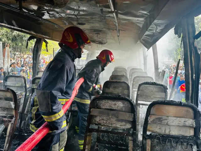 আগুন নেভাচ্ছে ফায়ার সার্ভিস