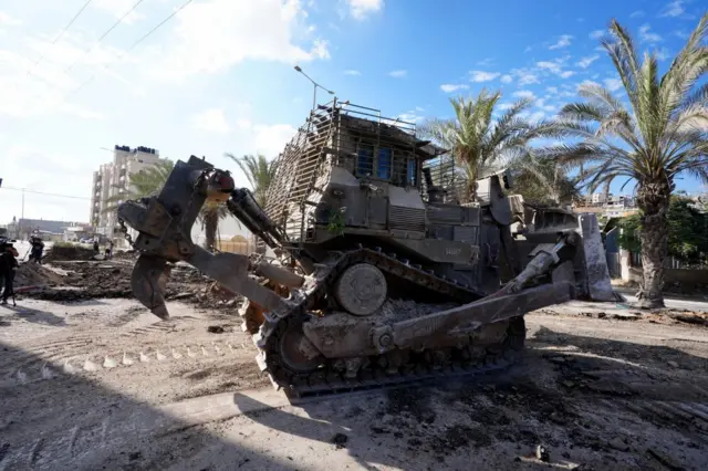 Израил аскерлери Батыш жээкке бульдозер жана атайын техникалар менен кирип келип, көптөгөн инфраструктура жана имараттарды талкалап салды. Бир нече жай тургундун көчөдө токтоп турган унаалары талкаланган