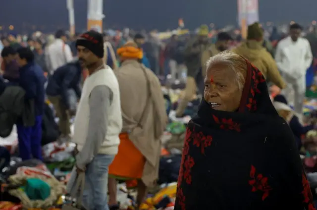سيدة تقف وسط حالة فوضى بعد حادث تدافع في الهند 