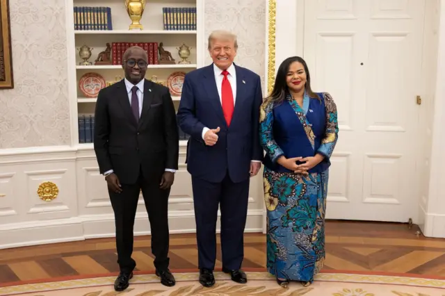 Perezida Trump (hagati) ku wa gatanu yakiriye mu biro bye Olivier Nduhungirehe w'u Rwanda na Thérèse Kayikwamba wa DRC bamaze gusinya ayo masezerano y'amahoro