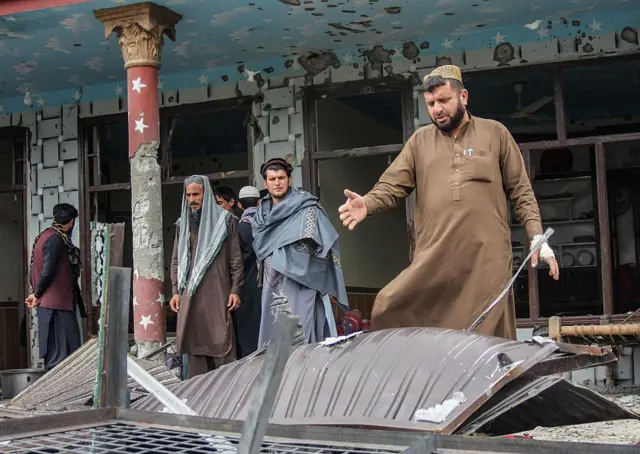 یک شهروند افغانستان خسارات وارده به یک خانه آسیب‌دیده پس از حمله ارتش پاکستان به شهر اسعدآباد، مرکز کنر، را نشان می‌دهد، ۲۸ اپریل ۲۰۲۶ .
