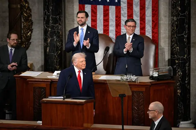 El vicepresidente de EE. UU., JD Vance, a la izquierda, y el presidente de la Cámara de Representantes de EE. UU., Mike Johnson, con el presidente de EE.UU., Donald Trump, listo para ofrecer el discurso sobre el Estado de la Unión en el Capitolio de EE. UU. en Washington, DC, EE. UU., el martes 24 de febrero de 2026.