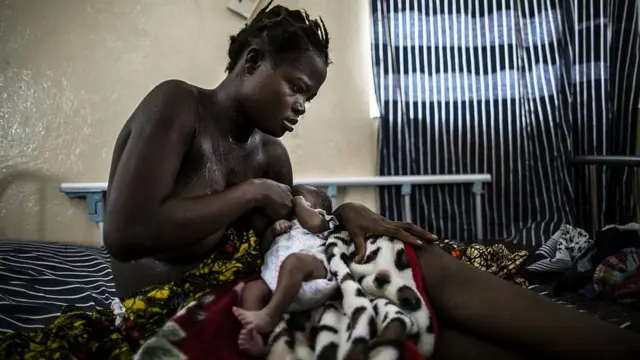 Mujer amamantando a su bebé