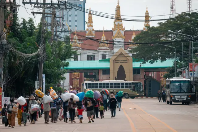 ชาวกัมพูชาหลายพันคนทยอยเดินทางข้ามแดนกลับสู่ประเทศ ที่ด่านพรมแดนบ้านคลองลึก อ.อรัญประเทศ จ.สระแก้ว เมื่อ 11 ธ.ค.