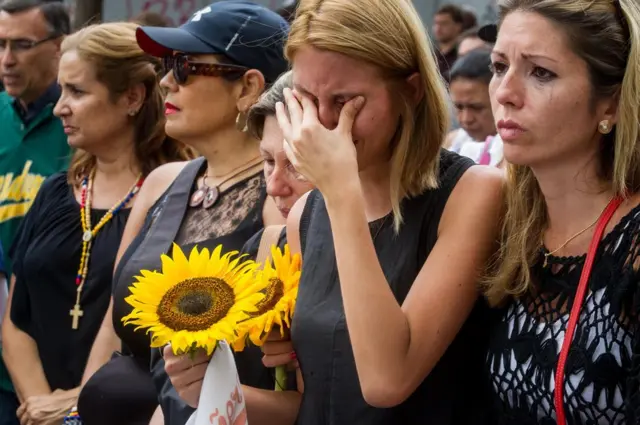 Entierro de uno de los muertos en Venezuela