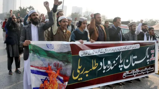 ईरान के हमले के विरोध में इस्लामाबाद में प्रदर्शन