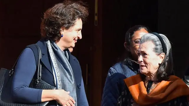 प्रियंका गांधी आणि सोनिया गांधी