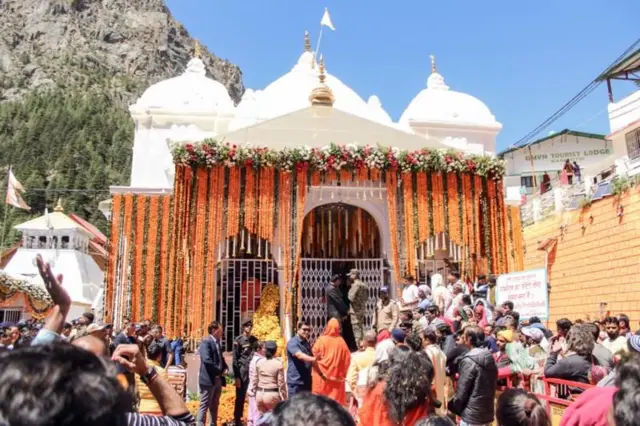 गंगोत्री धामचे दरवाजे उघडले जात असताना मुख्यमंत्री पुष्कर सिंह धामी उपस्थित होते.