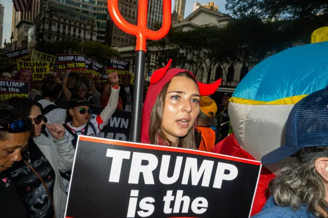 Нью-Йоркдаги Бирлашган Миллатлар Ташкилоти (БМТ) штаб-квартираси ташқарисида Доналд Трампга қарши норозилик намойиши ўтказилмоқда. 