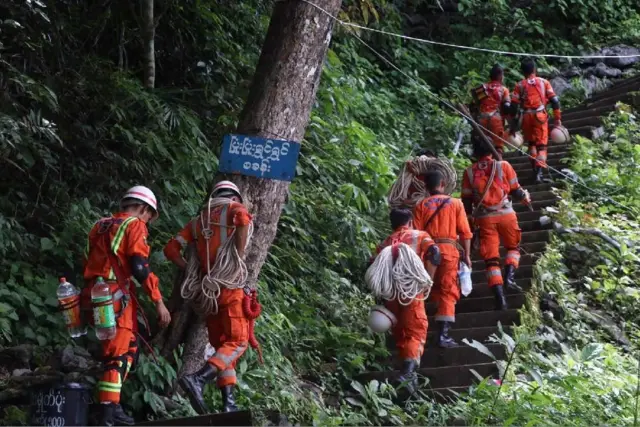 ဇွဲကပင်တောင်စေတီ မှန်ရင်ပြင်နေရာကနေ ခုန်ချခဲ့