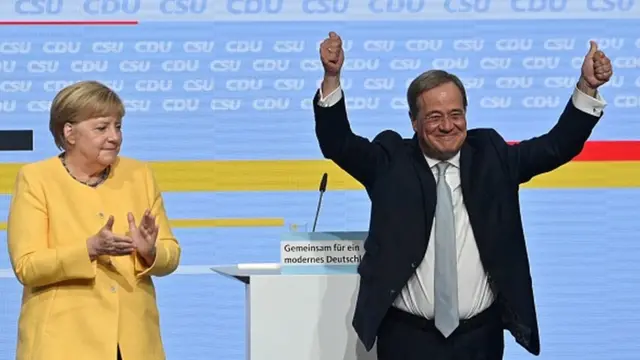 El líder de la CDU, Armin Laschet (derecha) y Angela Merkel.