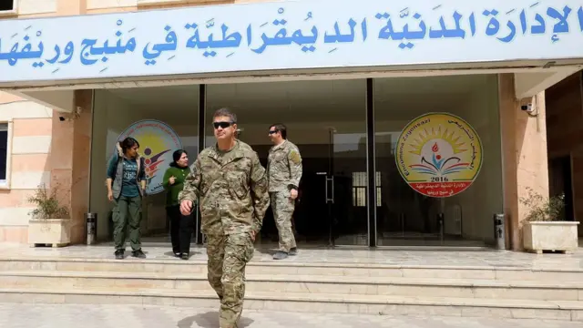 ABD'li general James B. Jarrard, 22 Mart 2018'de Menbic'te bölgedeki yetkililerle görüştü.