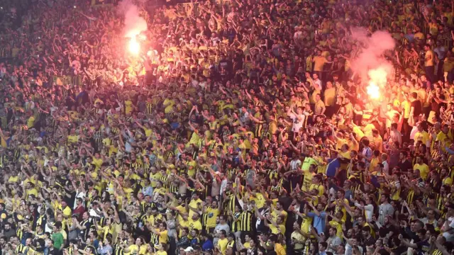 fenerbahçeli taraftarlar tribünlerde meşaleler yaktı