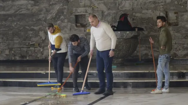 شباب يعملون في إعادة تأهيل كنيسة القديس بولس في الموصل