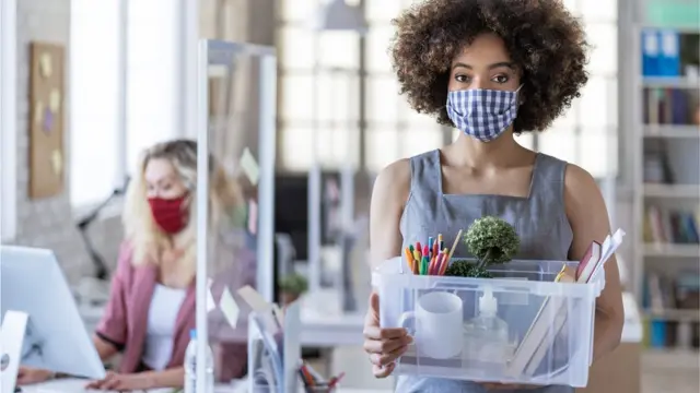 మహిళా ఉద్యోగి