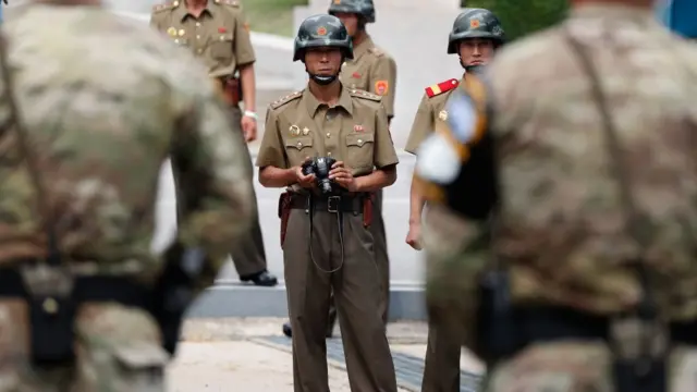 Soldados de las dos Coreas