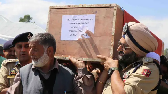 चरमपंथियों की गोली से मारे गए एक पुलिसकर्मी की मौत