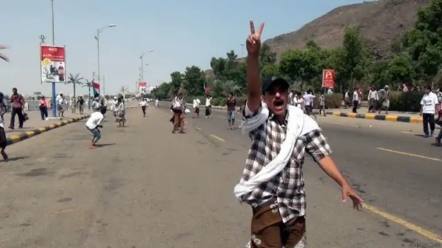 دعا المتظاهرون إلى التصدي لما يصفونه "بتحالف الشر وقوى الثورة المضادة".