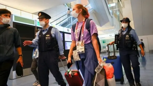 ક્રિસ્ટીના જાપાન પોલીસ સાથે હવાઈમથક પર