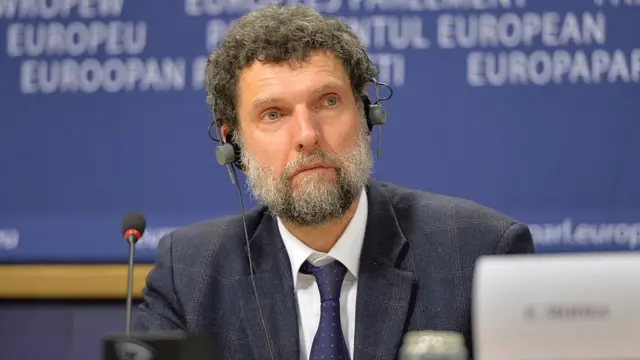 2017'den beri tutuklu bulunan Osman Kavala, Cumhurbaşkanı Erdoğan'ın son açıklamalarının ardından savunma yapmasının anlamsızlaştığını söyleyerek bundan sonraki duruşmalara katılmayacağını duyurdu