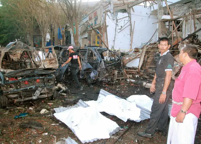 Pada 13 Oktober 2002, polisi memeriksa lokasi ledakan bom di kawasan wisata Kuta, Bali, yang terjadi sehari sebelumnya.