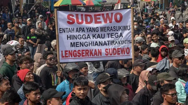 Massa yang tergabung dalam Aliansi Masyarakat Pati Bersatu berunjuk rasa di depan Kantor Bupati Pati, Kabupaten Pati, Jawa Tengah, Rabu (13/08). Dalam unjuk rasa itu, para pendemo menuntut Bupati Pati, Sudewo, mundur dari jabatannya.