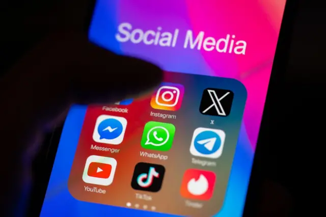 የማህበራዊ ሚዲያ ገጾች ሎጎዎች በስልክ ላይ