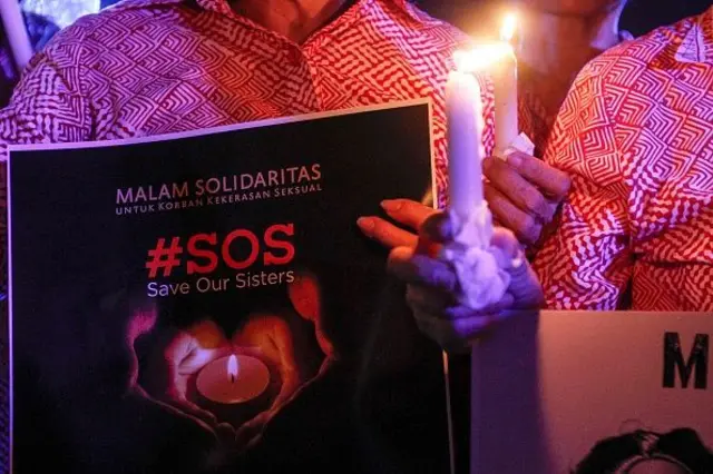 Ratusan aktivis Indonesia berpartisipasi dalam protes yang diadakan sebagai solidaritas untuk para korban kekerasan seksual di Monumen Proklamasi pada 13 Mei 2016 di Jakarta, Indonesia.