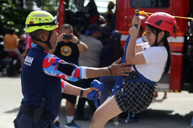 Seorang anak bermain flying fox dengan pengawasan anggota dinas pemadam kebakaran di Cibinong, Kabupaten Bogor, Jawa Barat, Minggu (9/11).
