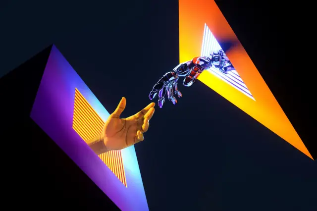 صورة يد بشرية ويد روبوت مصنعة