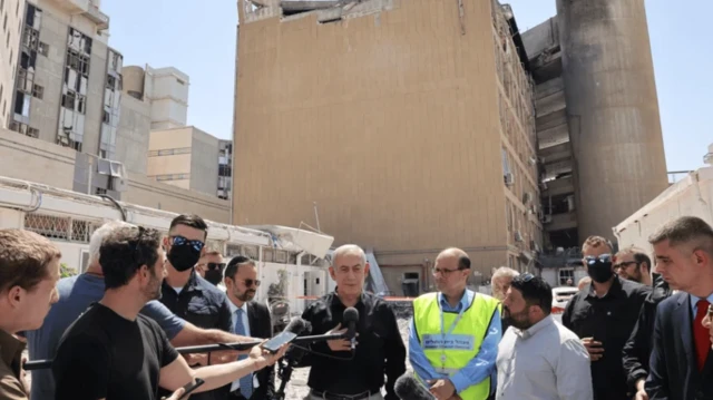 نتانیاهو در بیمارستان محل اصابت موشک با رسانه‌های حرف می‌زند