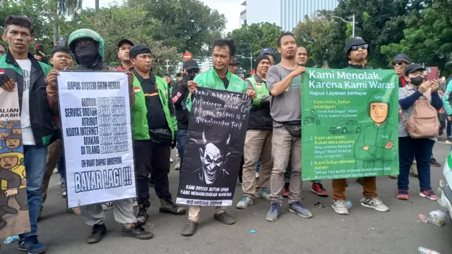 Para pengemudi ojol turut dalam demonstrasi di Jakarta, Selasa (20/05).