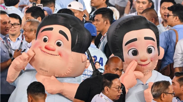 Hóa thân của ông Prabowo (bên trái) và ông Gibran (bên phải) tràn ngập khắp Indonesia.