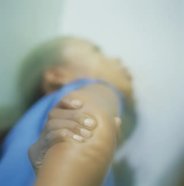 Une femme qui est violentée. 