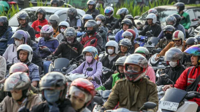 Kepadatan kendaraan di Jalan Raya Margonda, Kota Depok, Jawa Barat, Kamis (18/07)