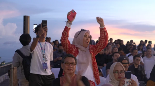 Sejumlah penonton tampak mengabadikan senja seraya menikmati lagu-lagu yang dinyanyikan Maliq & D'essentials.