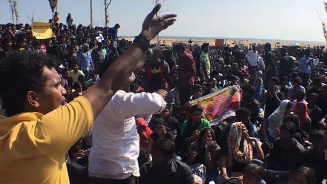 கல்லூரி மாணவர்கள் கலந்து கொண்ட ஜல்லிக்கட்டு ஆர்ப்பாட்டம்