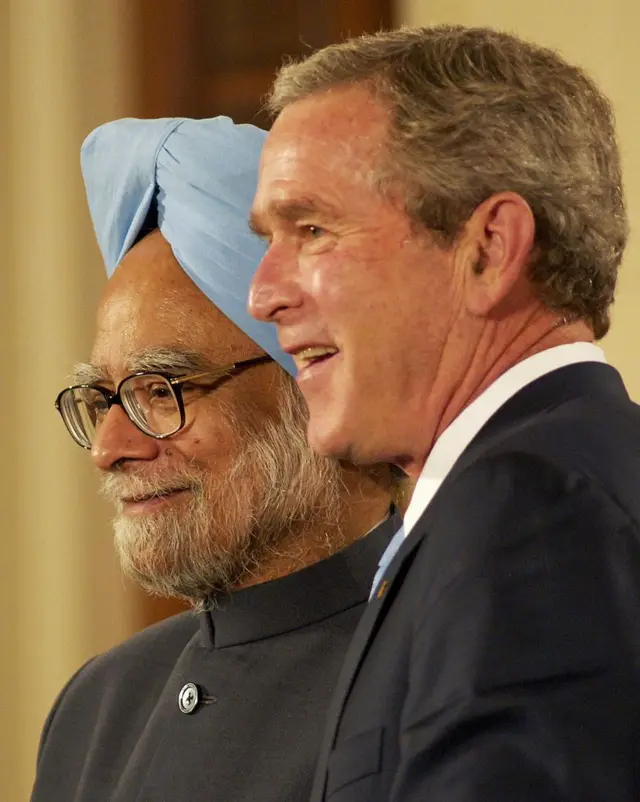 भारताचे तत्कालीन पंतप्रधान मनमोहन सिंग आणि अमेरिकेचे तत्कालीन राष्ट्राध्यक्ष जॉर्ज बुश