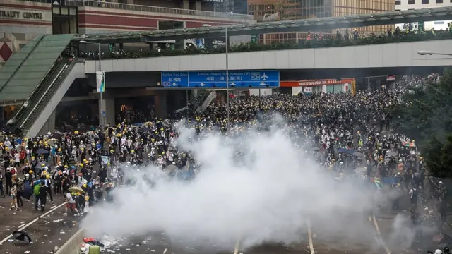 ஹாங்காங்: தொடரும் போராட்டம், தாக்கும் போலீஸார் - நடப்பது என்ன?