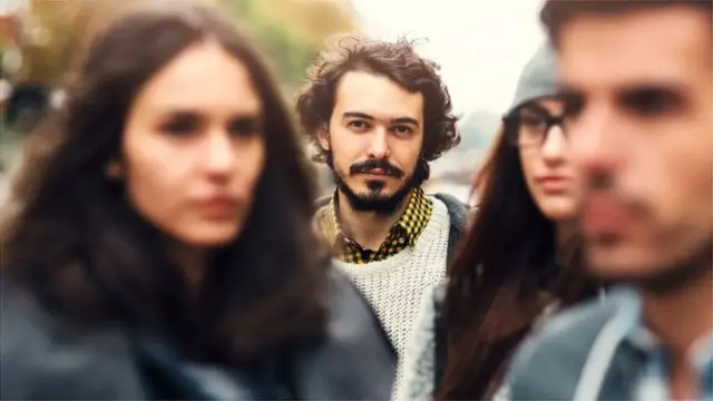 Кимнингдир тик боққан нигоҳи хаёлингизни бўлади, эътиборингизни чалғитмай қолмайди